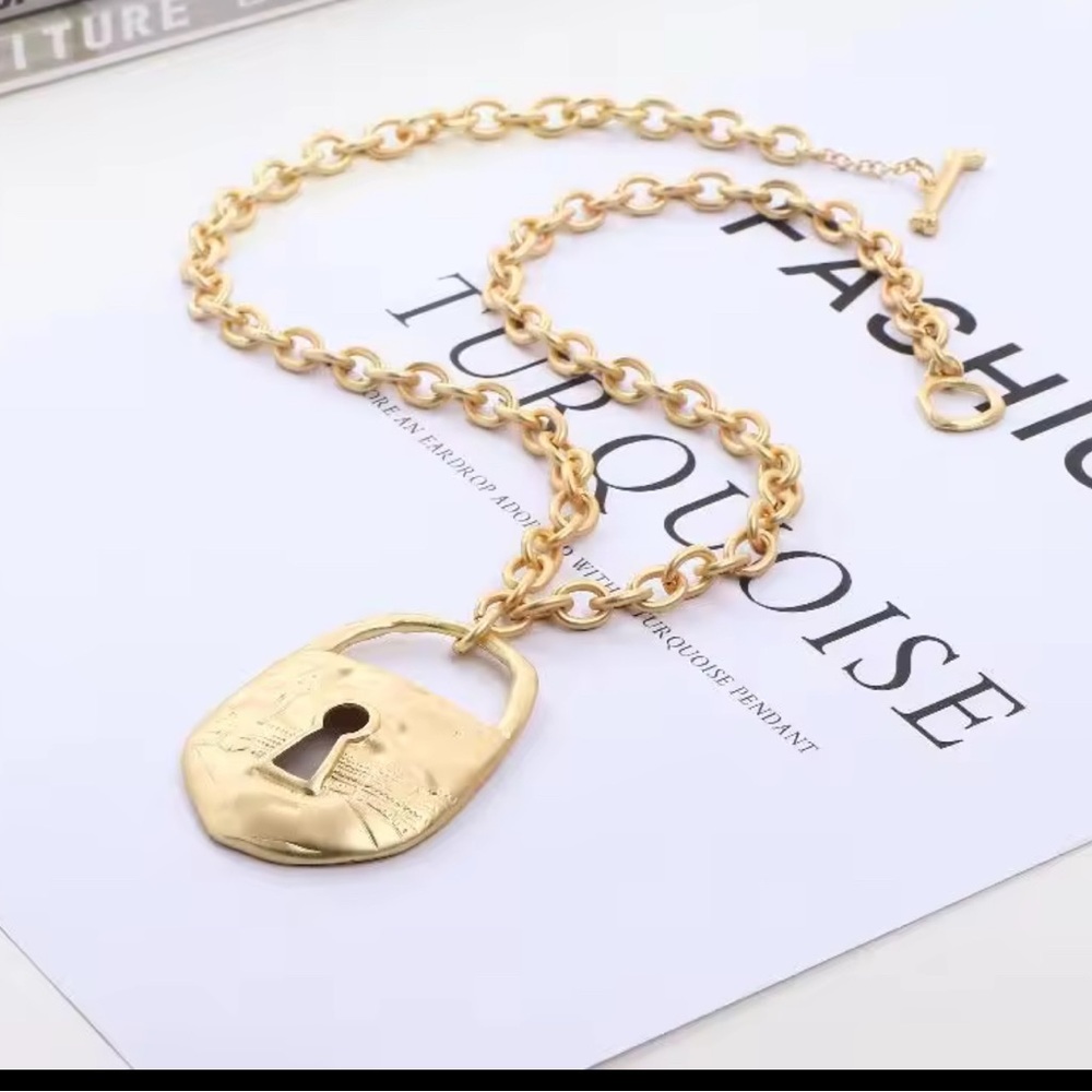 Fashion statement lock pendant necklace - Picture 4 of 17